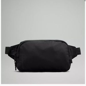 Lululemon Mini Belt Bag - black